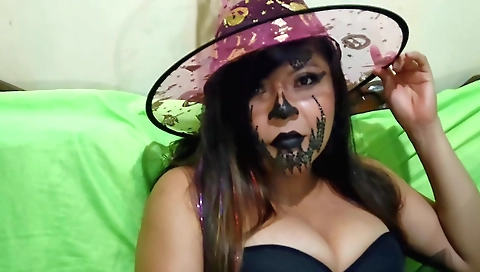 Indian milf with a tight booty shows how sexy she is