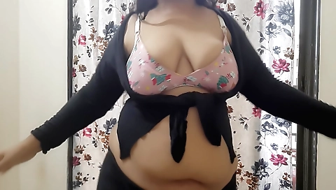 Indian amateur webcam video with a nice ass and boobs