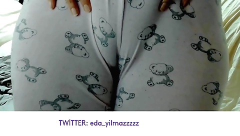 Indian amateur milf is stretching her pussy on the bed