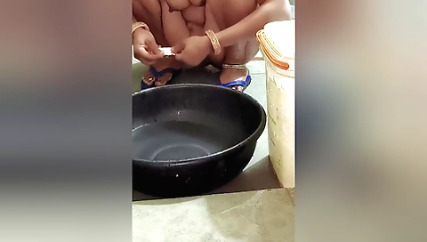 Indian teen with round ass sucks her pussy in the video