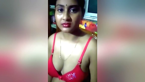 Indian girl has a sexy body in the stepfamily video
