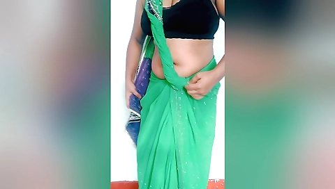 Indian hot girl shows off her sexy body in solo video