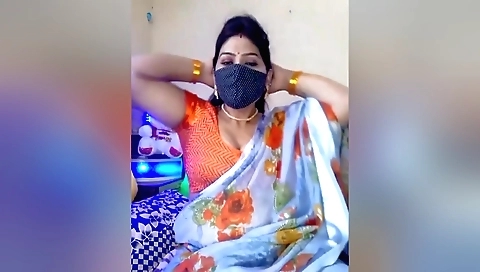 Bhabhi bhabhi shows her big boobs and a hot ass in this video