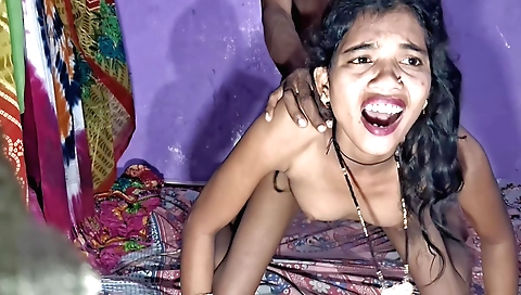 Amateur hottie shows us her body and takes a nice handjob