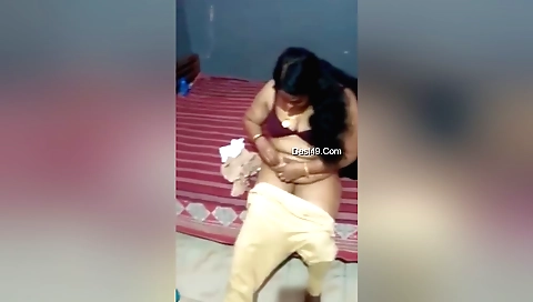 Mature indian milf fucks herself in amateur solo video