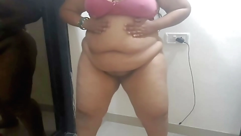 Indian wife is dancing on webcam in hot solo video