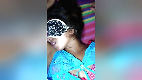 Indian girl in a nice outfit gives us a great sex clip