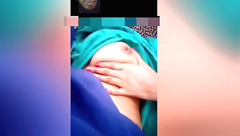 Indian babe fucks herself on camera in a solo video