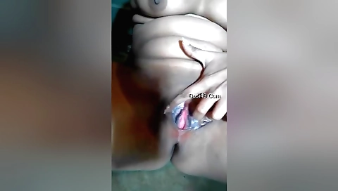 Brunette chick makes her homemade video with her cunt