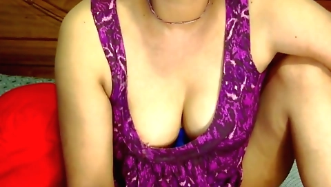 Indian girl with a nice body shows off in a sexy solo video