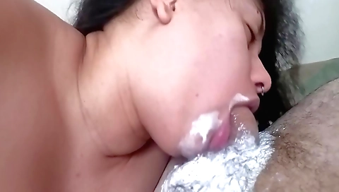Indian slut suck deep throat and gets her face covered