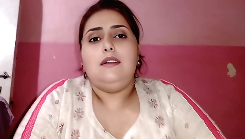 Amateur hottie has her ass fucked hard on the couch