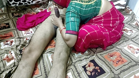 Sexy guy gives handjob to cute brunette in amateur video