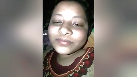 Today Exclusive- Desi Village Girl Shows Her Boobs