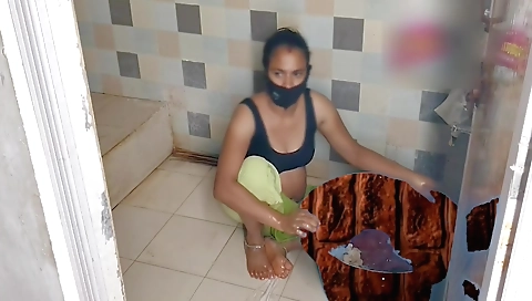 Desi Indian Thirsty Stepsister-in-law Left While Bathing