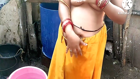 Indian solo girl in an outdoor scene in a big booty clip