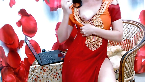 Stripper strips naked and shows sexy body in amateur vid 06