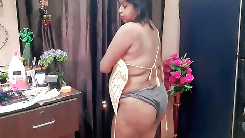 Busty beauty in india shows herself in her bedroom
