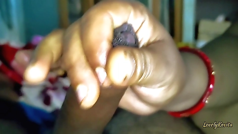 Mature with a huge ass gives a handjob to her boyfriend