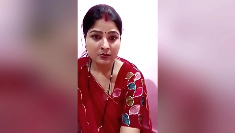 Indian brunette takes off her skirt in amateur solo vid