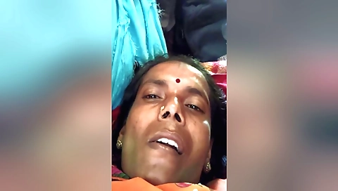 Indian girl with a big booty shows her boobs and fucks