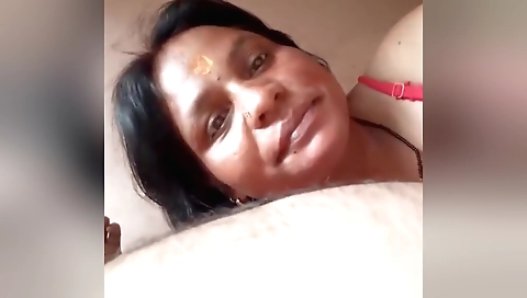 Indian milf babe showing her amazing body in a solo video