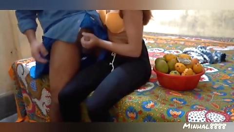 Indian beauty with a nice body gets a nice handjob