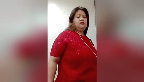 Busty brunette shows off her sexy body on the web camera