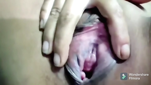 Amature solo female - dssi zinda with sexy big pussy
