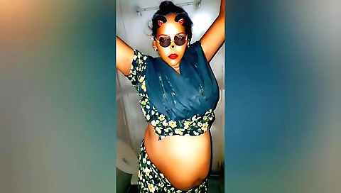 Bhabhi cooking and enjoying a great orgasm in the kitchen