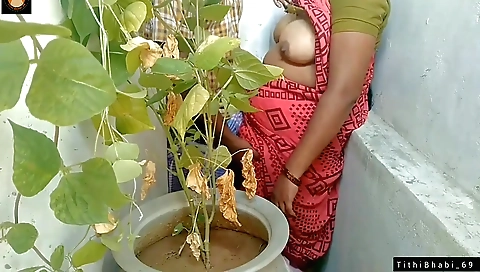 Indian girl rides cock outdoors in the outdoor area