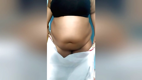 Indian babe with a nice booty shows off in amateur solo video