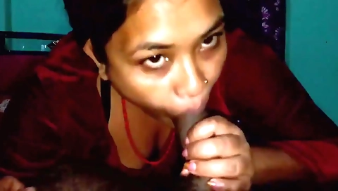 Indian amateur shows her big ass in a deepthroat video