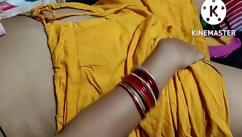 Indian girl shows her naked body on the bed in amateur solo video