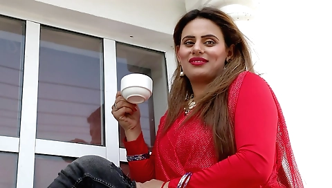 Amateur brunette shows off her big booty in a sex video