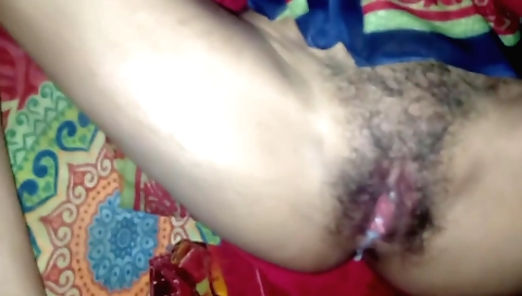Indian wife fills her hairy pussy with cum in amateur vid