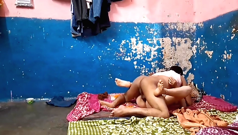 Indian sex tape with the amateur girl fucking himself