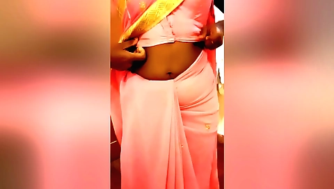 Indian girl with big booty enjoys showing off her booty