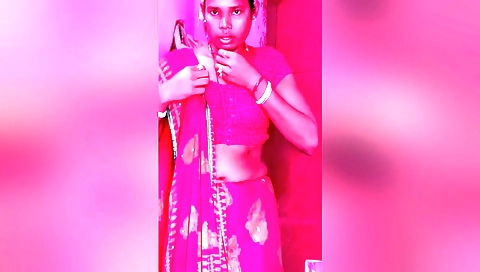 Indian brunette shows off her body in a sexy solo video