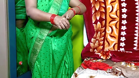 sexy amateur girl makes herself sexy with her skirt on