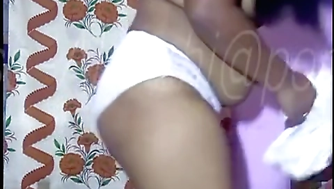 Indian babe shows her body in amateur masturbation video